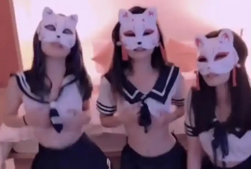 痴女学生妹们轮骑汁男. — 2024